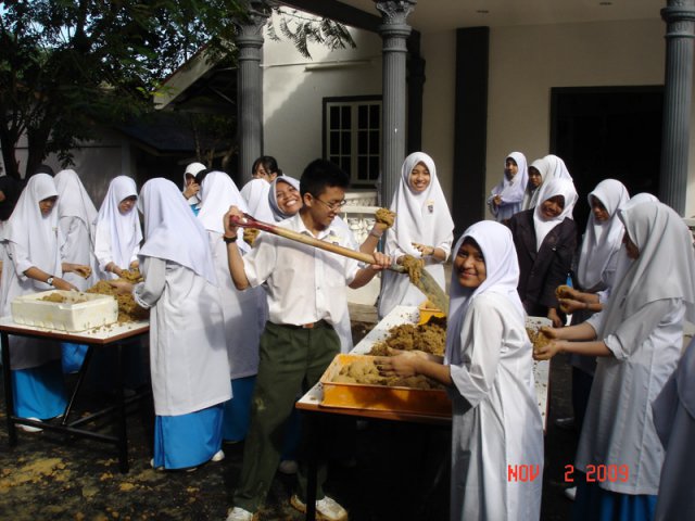 Pelajar SMK Tinggi Bukit Mertajam mmebuat mud ball pada 2-11-2009